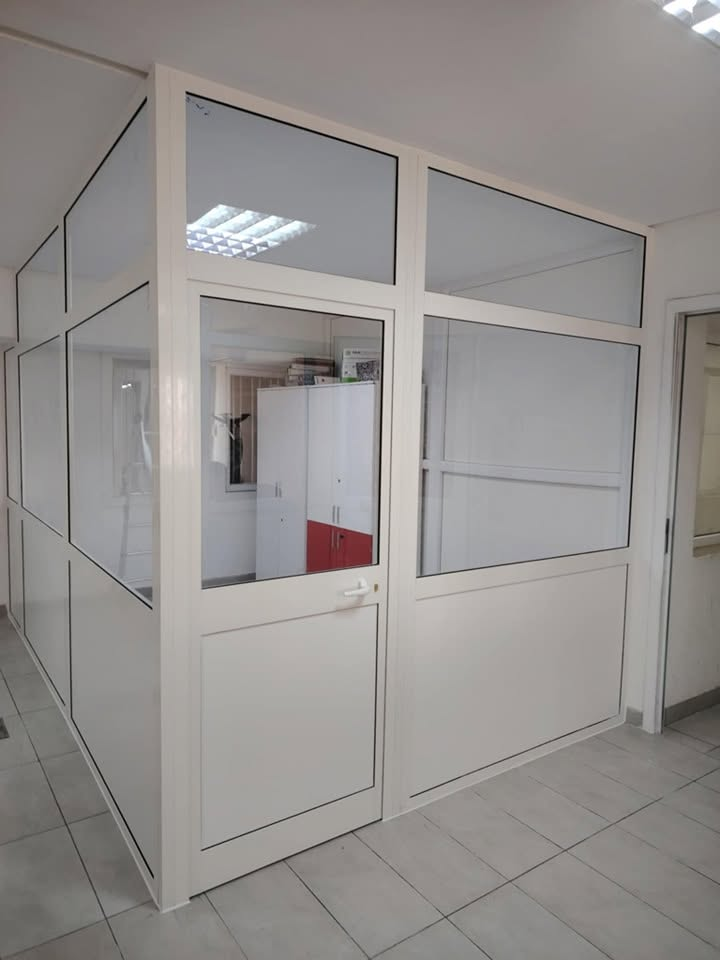 Cloison de séparation vitrée pour bureaux